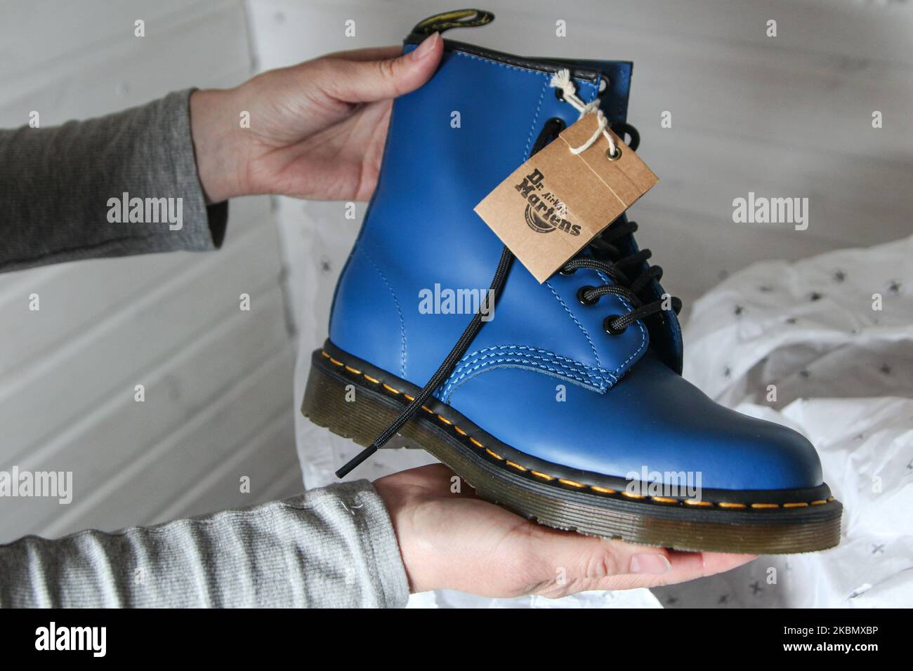 Frau schaut sich am 25. April 2020 ihr neues Paar blaue Lederstiefel Dr. Martens 1460 Air Wair in Oslonino, Polen an (Foto: Michal Fludra/NurPhoto) Stockfoto