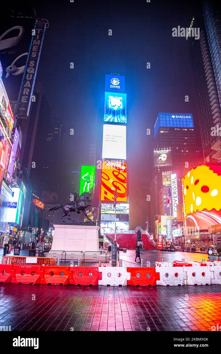 Nachtansicht des Times Square in Manhattan, New York City, USA bei leichten Regenschauern in der Nacht. Der Times Square ist ein wichtiger kommerzieller Knotenpunkt, ein beliebtes Touristenziel und Unterhaltungszentrum in Midtown Manhattan, NY, an der Kreuzung von Broadway und Seventh Avenue. Der Platz ist berühmt für die hell erleuchteten, beleuchteten Werbetafeln und Anzeigen. Timesquare ist bekannt als die Kreuzung der Welt. Der Times Square ist eine der meistbesuchten Touristenattraktionen der Welt und zieht jährlich schätzungsweise 50 Millionen Besucher an. 13. Februar 2020 (Foto von Nicolas Economou/NurPhoto) Stockfoto