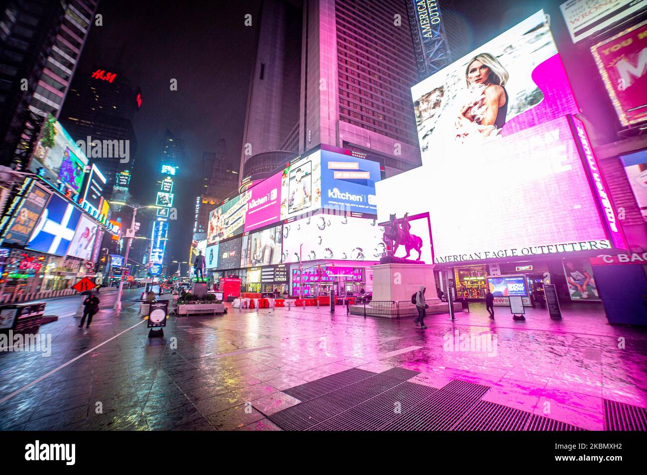 Nachtansicht des Times Square in Manhattan, New York City, USA bei leichten Regenschauern in der Nacht. Der Times Square ist ein wichtiger kommerzieller Knotenpunkt, ein beliebtes Touristenziel und Unterhaltungszentrum in Midtown Manhattan, NY, an der Kreuzung von Broadway und Seventh Avenue. Der Platz ist berühmt für die hell erleuchteten, beleuchteten Werbetafeln und Anzeigen. Timesquare ist bekannt als die Kreuzung der Welt. Der Times Square ist eine der meistbesuchten Touristenattraktionen der Welt und zieht jährlich schätzungsweise 50 Millionen Besucher an. 13. Februar 2020 (Foto von Nicolas Economou/NurPhoto) Stockfoto