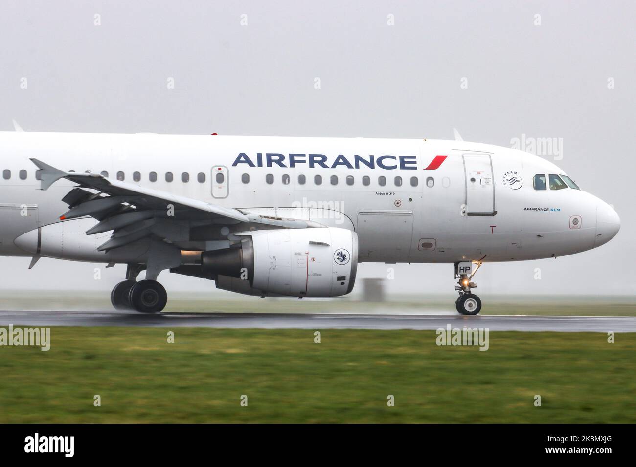 Air France Airbus A319-Verkehrsflugzeuge landen und Rollen auf der Start- und Landebahn Polderbaan in Amsterdam Schiphol AMS EHAM International Airport in den Niederlanden an einem regnerischen Tag, auf nasser Landebahn-Oberfläche am 28. Februar 2020. Das Schmalkarosserie-Flugzeug A319-111 hat die Zulassung F-GRHP und wird von 2x CFMI-Düsenmotoren angetrieben. AirFrance AF AFR AIRFRANS ist die französische Fluggesellschaft, Tochtergesellschaft der Air France-KLM-Gruppe und Mitglied der SkyTeam-Luftfahrtallianz. (Foto von Nicolas Economou/NurPhoto) Stockfoto