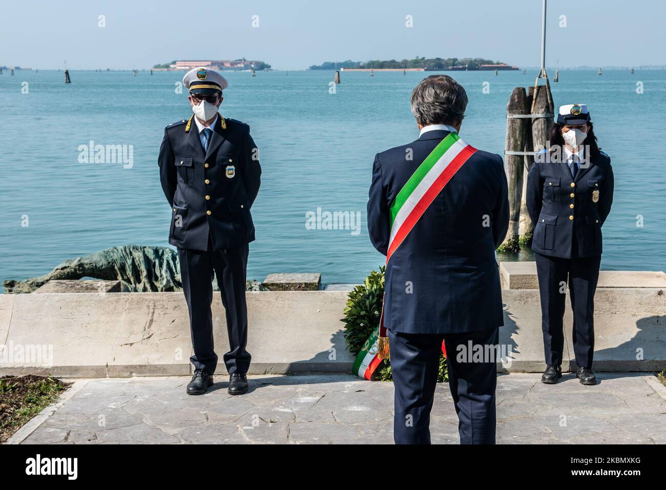 Der Bürgermeister von Venedig, Luigi Brugnaro, nahm an den Feierlichkeiten zum 25.. April, dem nationalen Befreiungstag von Faschismus und nazismus-Diktatur in Italien, in Venedig, Italien, am 25. April 2020 Teil. Die Feierlichkeiten wurden der Öffentlichkeit aufgrund der Einschränkungen von COVID19 nicht gestattet. (Foto von Giacomo Cosua/NurPhoto) Stockfoto