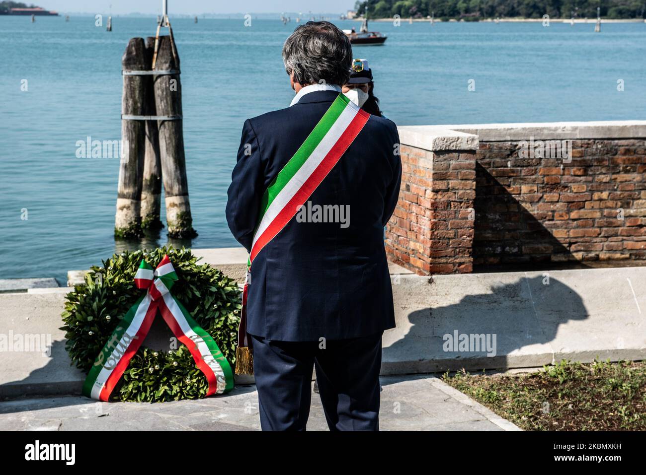 Der Bürgermeister von Venedig, Luigi Brugnaro, nahm an den Feierlichkeiten zum 25.. April, dem nationalen Befreiungstag von Faschismus und nazismus-Diktatur in Italien, in Venedig, Italien, am 25. April 2020 Teil. Die Feierlichkeiten wurden der Öffentlichkeit aufgrund der Einschränkungen von COVID19 nicht gestattet. (Foto von Giacomo Cosua/NurPhoto) Stockfoto