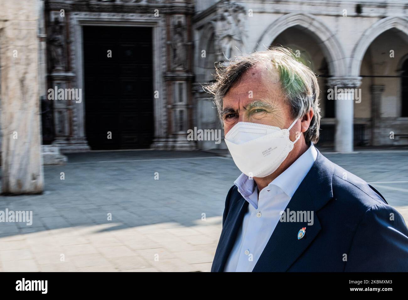 Der Bürgermeister von Venedig, Luigi Brugnaro zu Fuß in S.Marco Platz am 25.. April 2020 während der COVID19 Notfall. (Foto von Giacomo Cosua/NurPhoto) Stockfoto