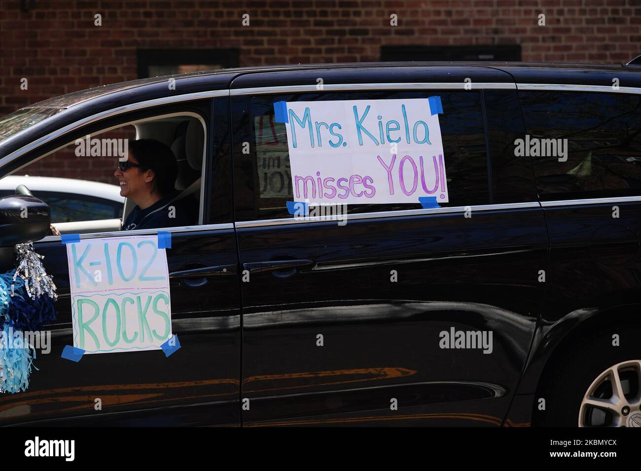 Schüler von PS 214 in Flushing Queens New York USA zeigen Unterstützung für ihre Lehrer und Freunde, die am 25. April 2020 auf ihren Autos paradierten, um die Moral während der Coronavirus-Pandemie zu stärken. (Foto von John Nacion/NurPhoto) Stockfoto