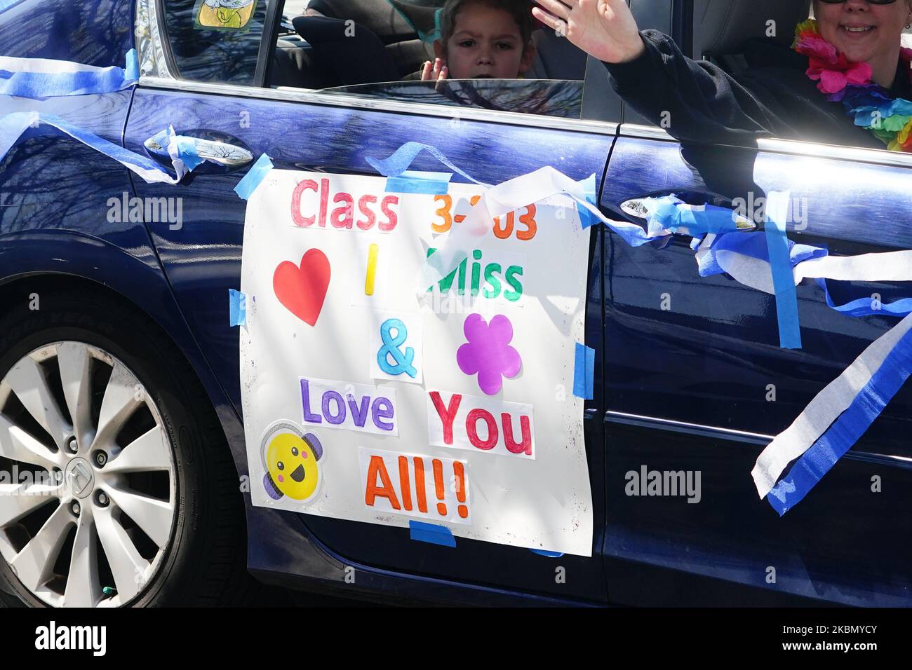 Schüler von PS 214 in Flushing Queens New York USA zeigen Unterstützung für ihre Lehrer und Freunde, die am 25. April 2020 auf ihren Autos paradierten, um die Moral während der Coronavirus-Pandemie zu stärken. (Foto von John Nacion/NurPhoto) Stockfoto