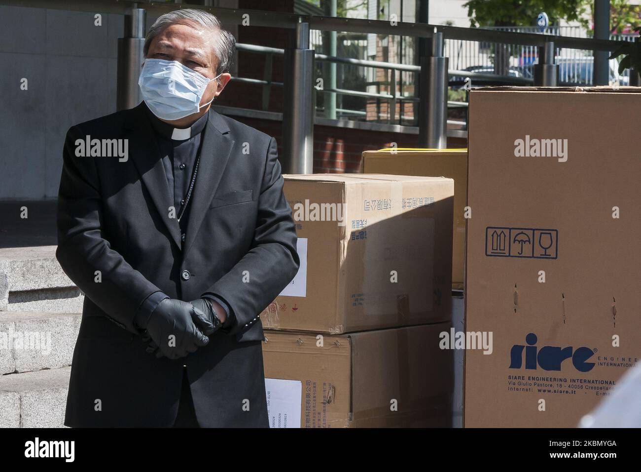 Der Vatikan-Nuntius in Spanien, Bernardino Auza, nimmt an der Aufnahme des medizinischen Materials Teil, das Papst Franziskus der Stadt Madrid gespendet hat und das die Apostolische Nuntiatur in Spanien am 25. April 2020 in Madrid, Spanien, dem Krankenhaus San Rafael überreicht hat (Foto: Oscar Gonzalez/NurPhoto) Stockfoto
