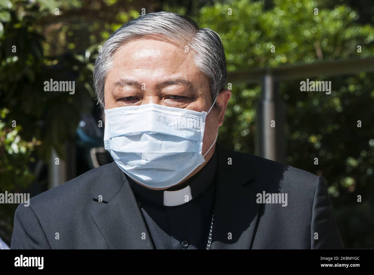 Der Vatikan-Nuntius in Spanien, Bernardino Auza, nimmt an der Aufnahme des medizinischen Materials Teil, das Papst Franziskus der Stadt Madrid gespendet hat und das die Apostolische Nuntiatur in Spanien am 25. April 2020 in Madrid, Spanien, dem Krankenhaus San Rafael überreicht hat (Foto: Oscar Gonzalez/NurPhoto) Stockfoto