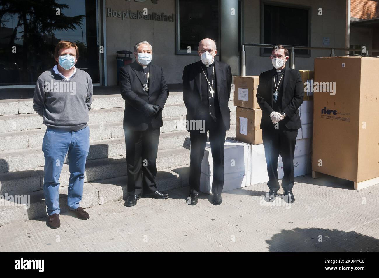 Der Bürgermeister von Madrid, Jose Luis Martinez-Almeida, nimmt zusammen mit dem Vatikan-Nuntius in Spanien, Bernardino Auza, an der Aufnahme des medizinischen Materials Teil, das Papst Franziskus der Stadt Madrid schenkte und das die Apostolische Nuntiatur in Spanien am 23.. April im Krankenhaus San Rafael überreichte. Am 25. April 2020 in Madrid, Spanien. Der Papst spendete medizinisches Material an von der Pandemie schwer betroffene Städte, darunter die spanische Hauptstadt (Foto: Oscar Gonzalez/NurPhoto) Stockfoto