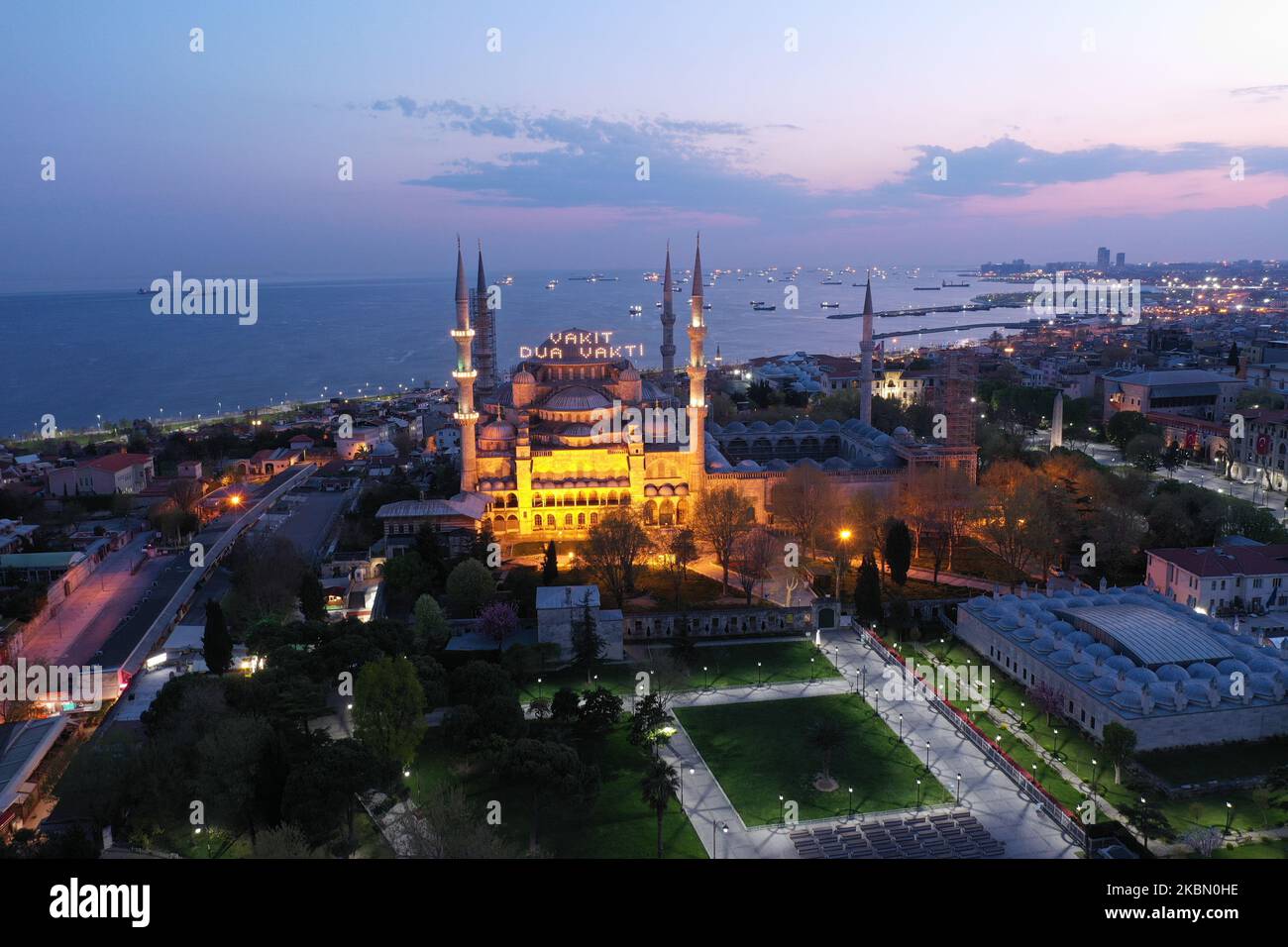 Ein Luftbild, das von einer Drohne des leeren Sultanahmet-Platzes während des Ramadan in Istanbul, Türkei, am 26. April 2020 aufgenommen wurde. Die Moscheen der Truthähne bleiben aufgrund der Ausbreitung des COVID-19-Virus geschlossen, da Muslime auf der ganzen Welt den Ramadan feiern, den heiligsten Monat des islamischen Kalenders, der unter Verschluss gehalten wird. (Foto von Cem Tekke?ino?lu/NurPhoto) Stockfoto