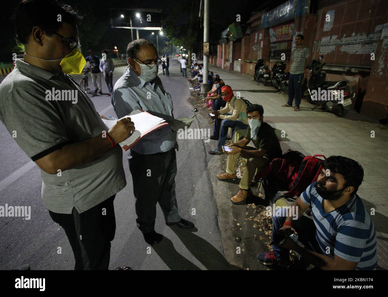 Studenten sitzen am Straßenrand zur Varifizierung, bevor sie in einen Bus steigen, während die Regierung am 28. April 2020 in allahabad Straßenbusse anlegte, um Studenten in ihre Heimatstadt zu schicken, während die Regierung eine landesweite Sperrung als präventive Maßnahme gegen das Corona-Virus COVID-19 verhängte. Zehntausende von Mirgants und ihre Familien zeigten sich in Bussen, die vom bevölkerungsreichsten Staat Indiens organisiert wurden, um ihre Heimatorte inmitten der Coronavirus-Pandemie zu bekommen. (Foto von Ritesh Shukla/NurPhoto) Stockfoto