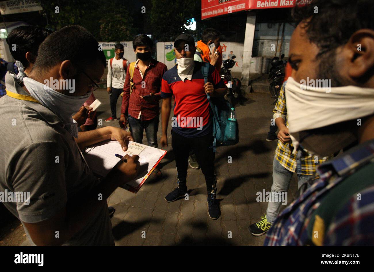 Die Studenten stehen in einer Schlange, um sich zu verformen, bevor sie in einen Bus steigen, während die Regierung am 28. April 2020 in allahabad eine landesweite Sperre als präventive Maßnahme gegen das Corona-Virus COVID-19 verhängte. Zehntausende von Mirgants und ihre Familien zeigten sich in Bussen, die vom bevölkerungsreichsten Staat Indiens organisiert wurden, um ihre Heimatorte inmitten der Coronavirus-Pandemie zu bekommen. (Foto von Ritesh Shukla/NurPhoto) Stockfoto