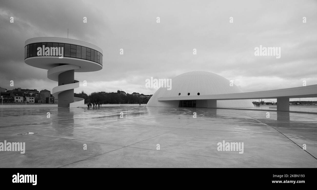 Die Baustelle des Oscar Niemeyer Kulturzentrums ist auf , in der nordspanischen Stadt Aviles zu sehen. Der legendäre brasilianische Architekt Oscar Niemeyer feierte am 15. Dezember 2010 seinen 103.. Geburtstag, als Aviles am selben Tag das gleichnamige Kulturzentrum einweihte. Niemeyer ist vor allem für die Gestaltung der ultramodernen brasilianischen Hauptstadt Brasilia bekannt und hat weltweit mehr als 600 Projekte entworfen und einige der markantesten Gebäude des Landes geschaffen. (Foto von Oscar Gonzalez/NurPhoto) Stockfoto