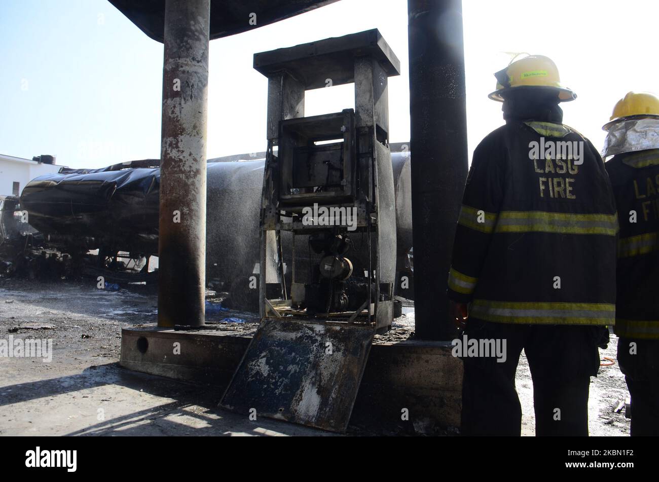 Beschädigte Kraftstoffpumpe bei einem Brandausbruch an der nigrischen National Petroleum Corporation (NNPC) Tankstelle an der College Road im Ogba-Gebiet von Lagos am 27. April 2020. (Foto von Olukayode Jaiyeola/NurPhoto) Stockfoto