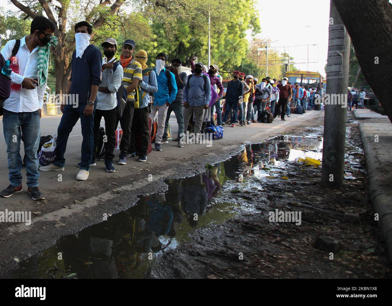 Die Studenten stehen in einer Schlange, um sich zu verformen, bevor sie in einen Bus steigen, während die Regierung am 28. April 2020 in Allahabad eine landesweite Sperre als präventive Maßnahme gegen das Corona-Virus COVID-19 verhängte. (Foto von Ritesh Shukla/NurPhoto) Stockfoto