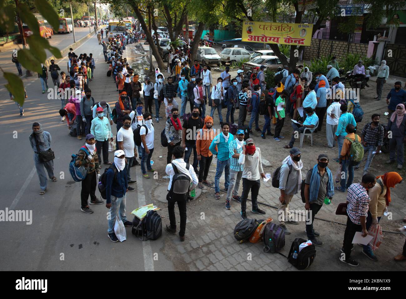 Die Studenten stehen in einer Schlange, um sich zu verformen, bevor sie in einen Bus steigen, während die Regierung am 28. April 2020 in Allahabad eine landesweite Sperre als präventive Maßnahme gegen das Corona-Virus COVID-19 verhängte. (Foto von Ritesh Shukla/NurPhoto) Stockfoto