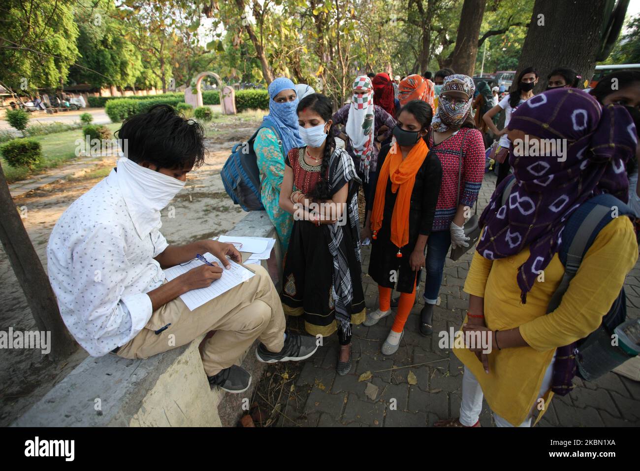 Die Studenten stehen in einer Schlange, um sich zu verformen, bevor sie in einen Bus steigen, während die Regierung am 28. April 2020 in Allahabad eine landesweite Sperre als präventive Maßnahme gegen das Corona-Virus COVID-19 verhängte. (Foto von Ritesh Shukla/NurPhoto) Stockfoto