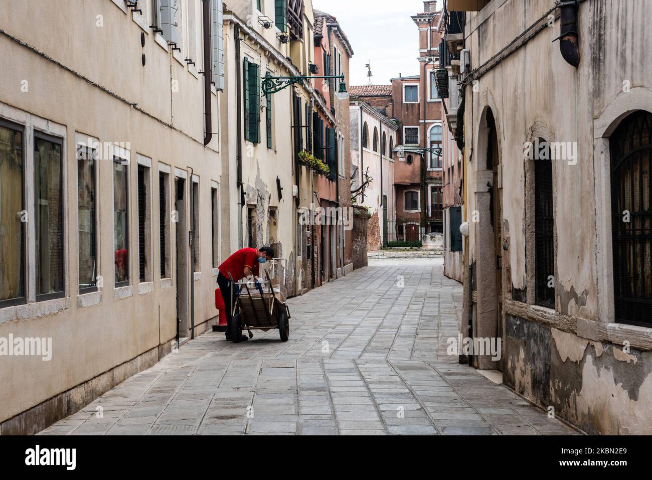 Ein Supermarktarbeiter, der während des Notfalls COVID19 in Venedig am 28. April 2020 Tür für Tür in Cannaregio, Venedig, beliefert. (Foto von Giacomo Cosua/NurPhoto) Stockfoto