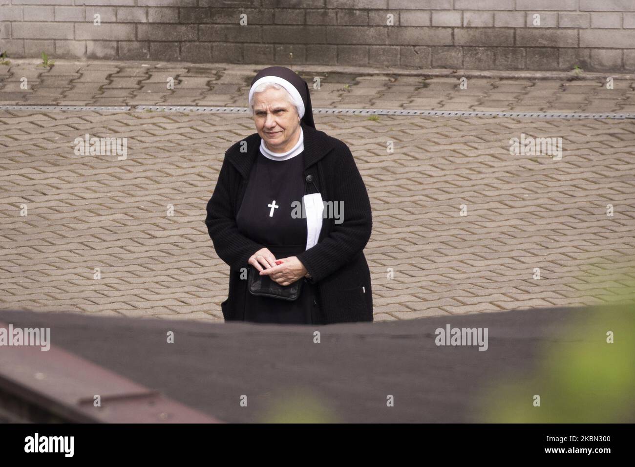 Am 29. April 2020 wird in einem Kloster im Zentrum von Warschau, Polen, eine ältere Nonne gesehen. Der polnische Premierminister Morawiecki hat am Mittwoch angekündigt, dass die Schulen und Kindergärten ab dem 6. Mai und die Hotels am 4. Mai wiedereröffnet werden. Die Regierung setzt die vor einem Monat vor den Präsidentschaftswahlen im Mai 10 verhängten Beschränkungen kontinuierlich ein. (Foto von Jaap Arriens/NurPhoto) Stockfoto