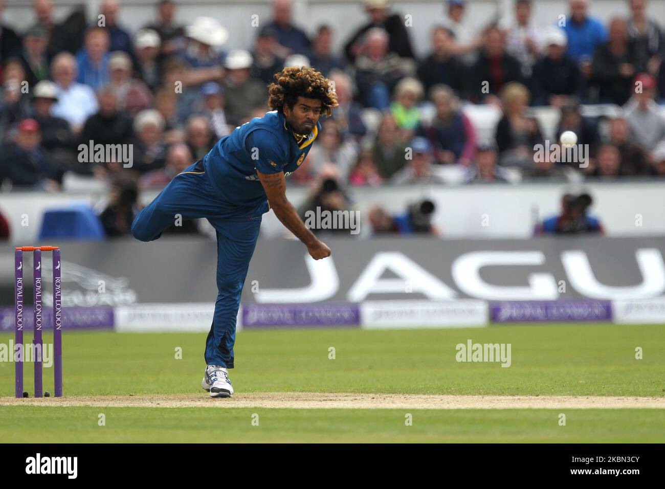 Lasith Malinga von Sri Lanka beim Bowling während der 2. ODI zwischen England und Sri Lanka am Emirates Riverside, Chester le Street am Sonntag, 25h. Mai 2014 (Foto: Mark Fletcher/MI News/NurPhoto) Stockfoto