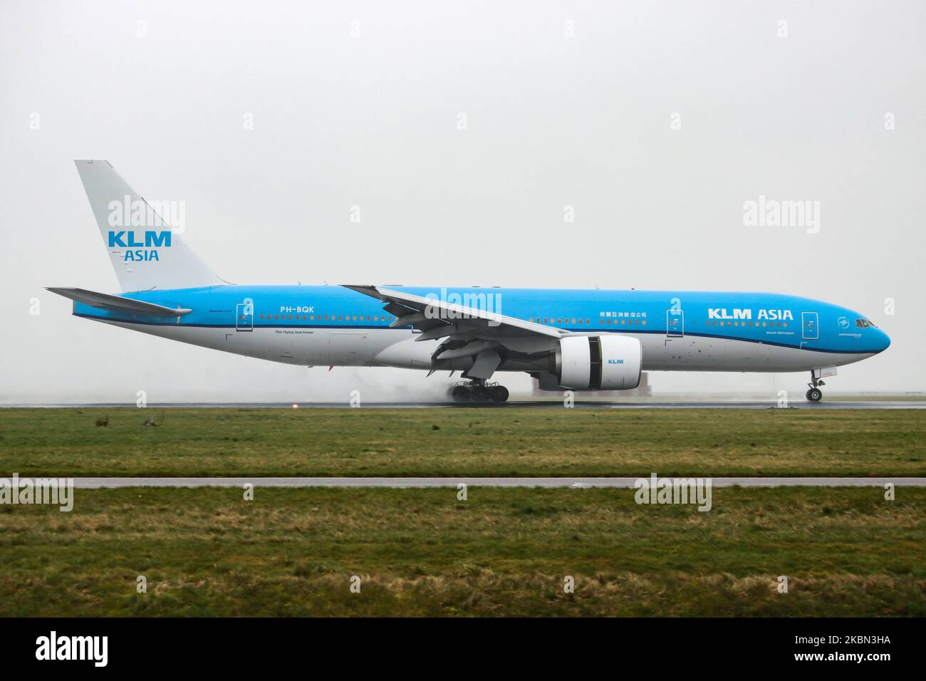 Ein kommerzielles KLM ASIA Boeing 777-200-Flugzeug, das bei der endgültigen Landung auf der Start- und Landebahn Polderbaan am internationalen Flughafen Amsterdam Schiphol AMS EHAM bei schlechtem Wetter mit Nebel und Regen gesehen wurde. Die Großraumflugzeuge Boeing 777 oder B772 haben die Zulassung PH-BQK und den Namen Mount Kilimanjaro, während sie von 2x GE-Düsenmotoren angetrieben werden. KLM Koninklijke Luchtvaart Maatschappij KL ist die Fluggesellschaft der Niederlande, die älteste Fluggesellschaft der Welt und Mitglied der SkyTeam-Luftfahrtallianz. 28. Februar 2020 (Foto von Nicolas Economou/NurPhoto) Stockfoto