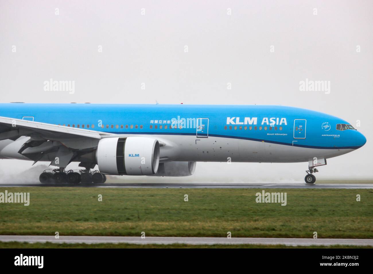 Ein kommerzielles KLM ASIA Boeing 777-200-Flugzeug, das bei der endgültigen Landung auf der Start- und Landebahn Polderbaan am internationalen Flughafen Amsterdam Schiphol AMS EHAM bei schlechtem Wetter mit Nebel und Regen gesehen wurde. Die Großraumflugzeuge Boeing 777 oder B772 haben die Zulassung PH-BQK und den Namen Mount Kilimanjaro, während sie von 2x GE-Düsenmotoren angetrieben werden. KLM Koninklijke Luchtvaart Maatschappij KL ist die Fluggesellschaft der Niederlande, die älteste Fluggesellschaft der Welt und Mitglied der SkyTeam-Luftfahrtallianz. 28. Februar 2020 (Foto von Nicolas Economou/NurPhoto) Stockfoto