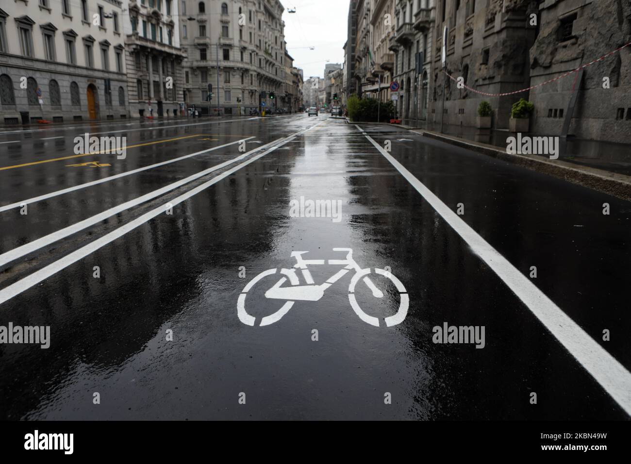 Bau neuer Radwege zwischen San Babila und Sesto San Giovanni, Mailand, 30. April 2020. Um die Nutzung von Fahrrädern in der Phase 2 des Notfalls von Covid-19 zu fördern, baut die Stadt Mailand neue Radwege für leichte Mobilität, versucht die Autonutzung zu reduzieren und eine Alternative zum öffentlichen Verkehr zu bieten. (Foto von Mairo Cinquetti/NurPhoto) Stockfoto