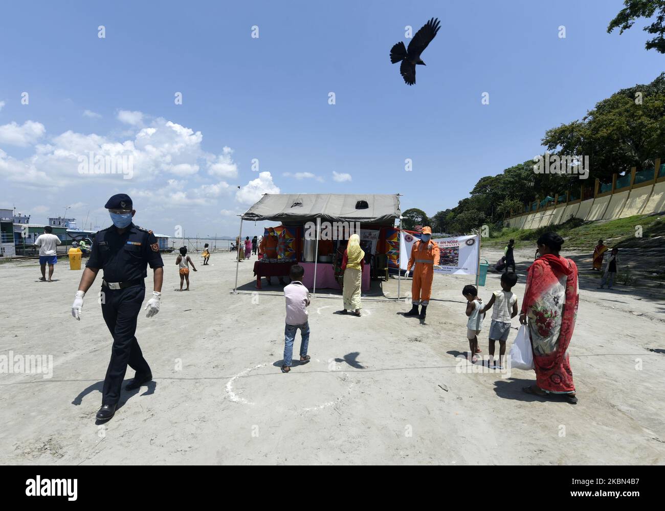 Mitarbeiter der National Disaster Response Force (NDRF) verteilen am 30. April 2020 in Guwahati, Assam, Indien, während der landesweiten Sperrung nach einer Coronavirus-Pandemie Lebensmittel an bedürftige Menschen. (Foto von David Talukdar/NurPhoto) Stockfoto