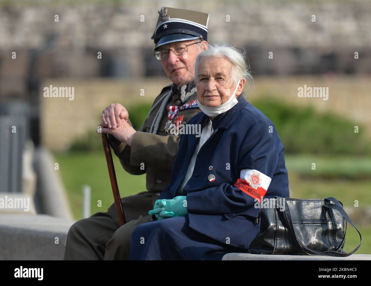 Jadwiga Ostafin-Martyna, Tochter von Kapt. Jozef Ostafin, der in einem der berühmtesten Verfahren gegen Polen der Nachkriegszeit zum Tode verurteilt wurde, trifft sich mit dem Major Stanislaw Szuro (99 Jahre), dem Überlebenden des NS-Konzentrationslagers Sachsenhausen, Im Wawel-Dom vor einer Massenfeier anlässlich des 75.. Jahrestages der Befreiung der ehemaligen Nazi-Konzentrationslager Sachsenhausen, Dachau und Ravensbruck. Sachsenhausen-Oranienburg wurde am 22. April 1945, Dachau am 29. April 1945 und Ravensbruck am 29. Und 30. April 1945 befreit. Die Initiative zur Feier dieser Messe kam von den Verbänden der letzten Gefangenen Stockfoto