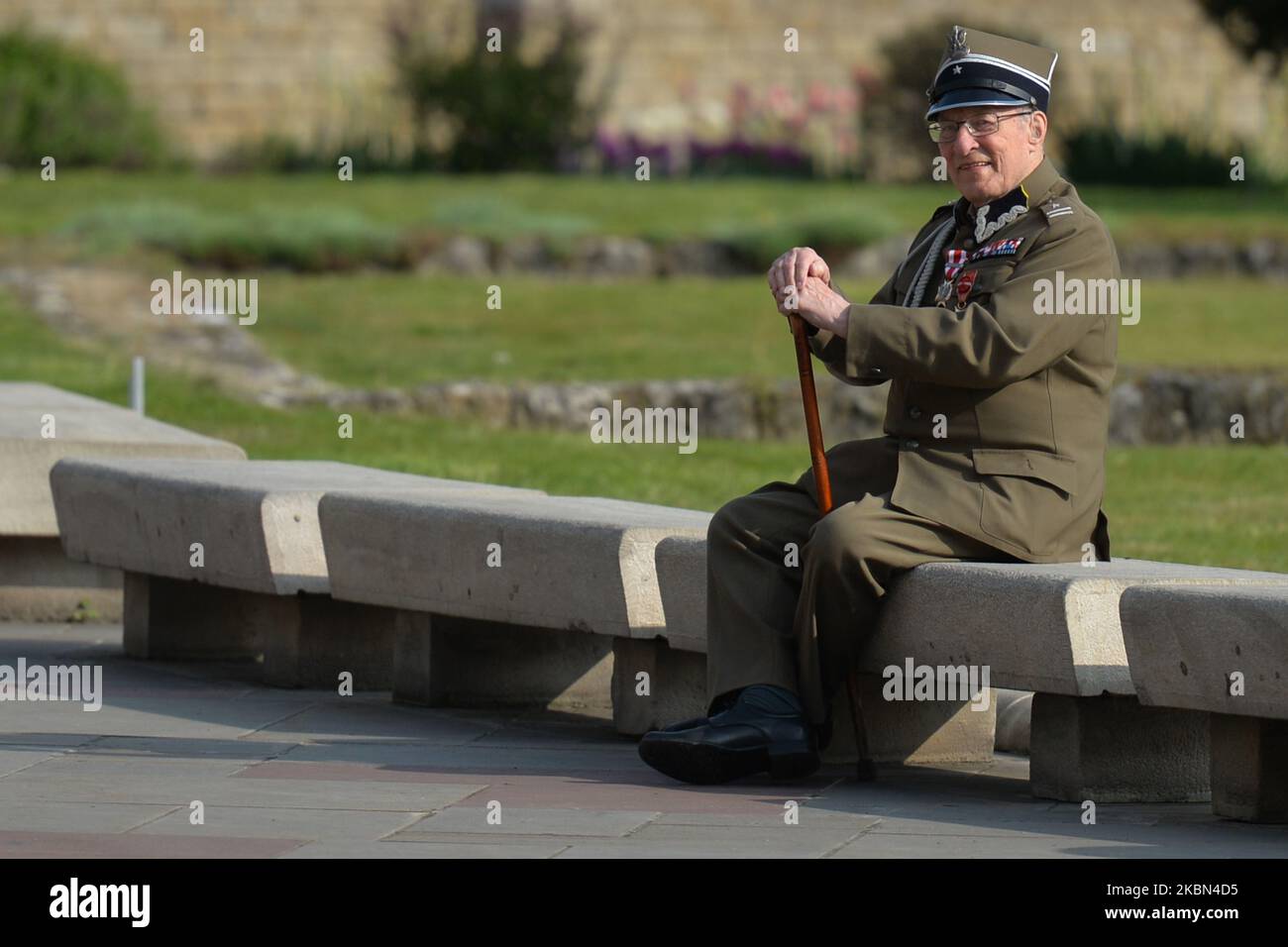 Major Stanislaw Szuro (99 Jahre), Sachsenhausener Überlebender des deutschen Konzentrationslagers, im Wawel-Dom vor einer Massenfeier anlässlich des 75.. Jahrestages der Befreiung der ehemaligen Konzentrationslager Sachsenhausen, Dachau und Ravensbruck gesehen. Sachsenhausen-Oranienburg wurde am 22. April 1945, Dachau am 29. April 1945 und Ravensbruck am 29. Und 30. April 1945 befreit. Die Initiative zur Feier dieser Messe kam von den Verbänden der letzten Gefangenen und ihrer Familien (Ne Cedat Academia und Familie Ravensbruck) nach den Feierlichkeiten zum 75.. Jahrestag der Liberat Stockfoto