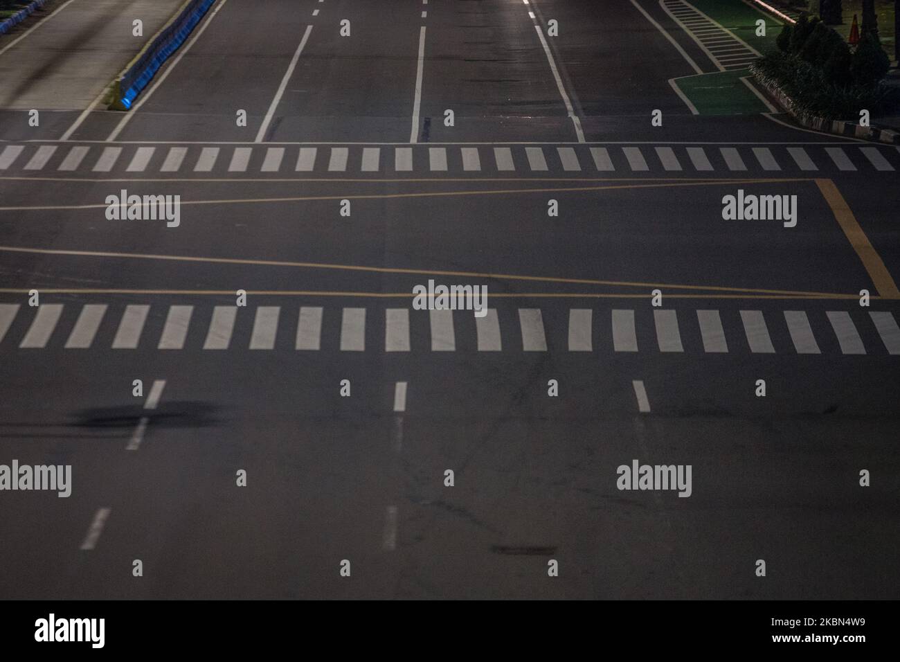 Eine allgemeine Ansicht einer verlassenen Hauptstraße während der Teilabschaltung in Jakarta, Indonesien, 30. April 2020. Indonesien verbietet inländischen Luftverkehr öffentlichen Land- und Seetransport sowie die Verwendung von privaten Fahrzeugen und Motorrädern sind auch verboten, Menschen zu und aus den vom Virus betroffenen Gebieten zu transportieren, um die Ausbreitung des Coronavirus in der südostasiatischen Nation zu begrenzen. Die offiziellen Statistiken Indonesiens berichten, dass fast 800 Menschen an dem COVID-19-Coronavirus gestorben sind, aber eine kürzlich durchgeführte Überprüfung der Daten aus 16 der am stärksten betroffenen Provinzen legt nahe, dass die Zahl der Todesfälle weit über 2.000 liegen könnte. (Foto b Stockfoto
