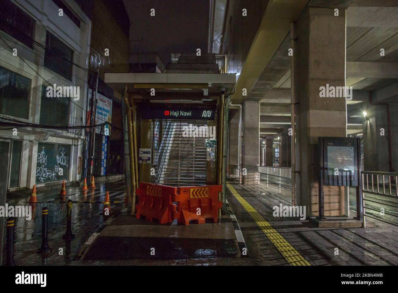 Eine allgemeine Ansicht einer verlassenen MRT-Station während der teilweisen Abschaltung in Jakarta, Indonesien, 30. April 2020. Indonesien verbietet inländischen Luftverkehr öffentlichen Land- und Seetransport sowie die Verwendung von privaten Fahrzeugen und Motorrädern sind auch verboten, Menschen zu und aus den vom Virus betroffenen Gebieten zu transportieren, um die Ausbreitung des Coronavirus in der südostasiatischen Nation zu begrenzen. Die offiziellen Statistiken Indonesiens berichten, dass fast 800 Menschen an dem COVID-19-Coronavirus gestorben sind, aber eine kürzlich durchgeführte Überprüfung der Daten aus 16 der am stärksten betroffenen Provinzen legt nahe, dass die Zahl der Todesfälle weit über 2.000 liegen könnte. (Foto Stockfoto
