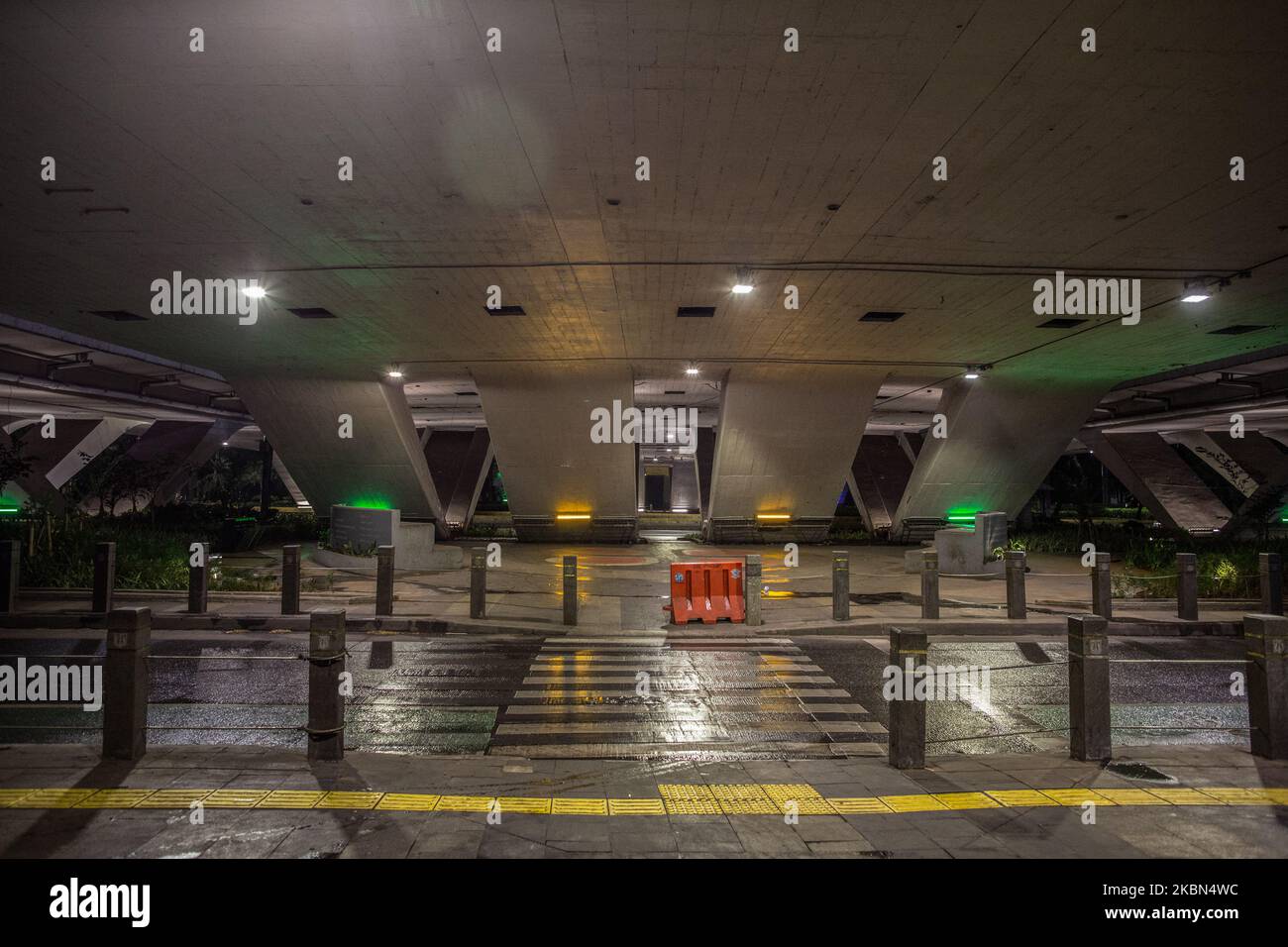 Eine allgemeine Ansicht einer verlassenen Stadt während der teilweisen Abschaltung in Jakarta, Indonesien, 30. April 2020. Indonesien verbietet inländischen Luftverkehr öffentlichen Land- und Seetransport sowie die Verwendung von privaten Fahrzeugen und Motorrädern sind auch verboten, Menschen zu und aus den vom Virus betroffenen Gebieten zu transportieren, um die Ausbreitung des Coronavirus in der südostasiatischen Nation zu begrenzen. Die offiziellen Statistiken Indonesiens berichten, dass fast 800 Menschen an dem COVID-19-Coronavirus gestorben sind, aber eine kürzlich durchgeführte Überprüfung der Daten aus 16 der am stärksten betroffenen Provinzen legt nahe, dass die Zahl der Todesfälle weit über 2.000 liegen könnte. (Foto von AFR Stockfoto