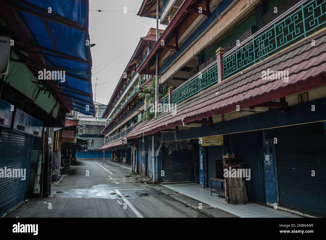 Ein allgemeiner Blick auf einen verlassenen Markt während der teilweisen Abschaltung in Jakarta, Indonesien, 30. April 2020. Indonesien verbietet inländischen Luftverkehr öffentlichen Land- und Seetransport sowie die Verwendung von privaten Fahrzeugen und Motorrädern sind auch verboten, Menschen zu und aus den vom Virus betroffenen Gebieten zu transportieren, um die Ausbreitung des Coronavirus in der südostasiatischen Nation zu begrenzen. Die offiziellen Statistiken Indonesiens berichten, dass fast 800 Menschen an dem COVID-19-Coronavirus gestorben sind, aber eine kürzlich durchgeführte Überprüfung der Daten aus 16 der am stärksten betroffenen Provinzen legt nahe, dass die Zahl der Todesfälle weit über 2.000 liegen könnte. (Foto von Einem Stockfoto