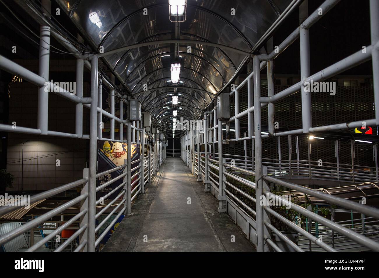 Eine allgemeine Ansicht einer verlassenen Fußgängerbrücke während der teilweisen Abschaltung in Jakarta, Indonesien, 30. April 2020. Indonesien verbietet inländischen Luftverkehr öffentlichen Land- und Seetransport sowie die Verwendung von privaten Fahrzeugen und Motorrädern sind auch verboten, Menschen zu und aus den vom Virus betroffenen Gebieten zu transportieren, um die Ausbreitung des Coronavirus in der südostasiatischen Nation zu begrenzen. Die offiziellen Statistiken Indonesiens berichten, dass fast 800 Menschen an dem COVID-19-Coronavirus gestorben sind, aber eine kürzlich durchgeführte Überprüfung der Daten aus 16 der am stärksten betroffenen Provinzen legt nahe, dass die Zahl der Todesfälle weit über 2.000 liegen könnte. Stockfoto