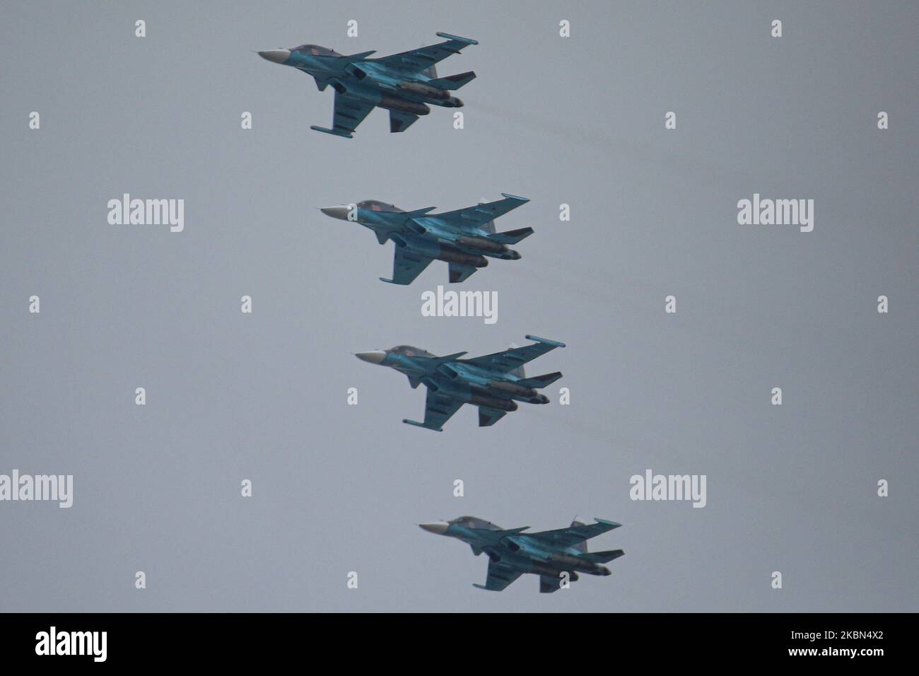 Luftgruppe der Flugzeuge der Streitkräfte der Russischen Föderation während der Probe der Luft Teil der Siegesparade, die am 9. Mai gefeiert wird, in Sankt Petersburg, Russland, am 30. April 2020. Aufgrund der Coronavirus-Pandemie wird die Siegesparade ohne die Teilnahme von Bodentruppen stattfinden. Sankt Petersburg, Russland. 30. April 2020 (Foto von Valya Egorshin/NurPhoto) Stockfoto