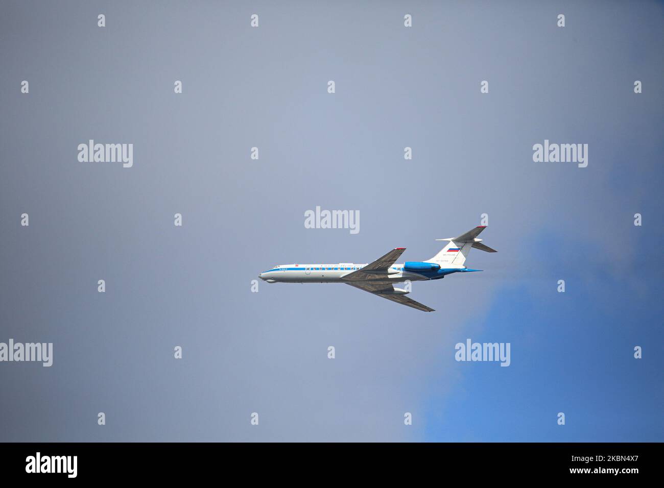 Flugzeug der Streitkräfte der Russischen Föderation während der Probe der Luft Teil der Siegesparade, die am 9. Mai gefeiert wird, in Sankt Petersburg, Russland, am 30. April 2020. Aufgrund der Coronavirus-Pandemie wird die Siegesparade ohne die Teilnahme von Bodentruppen stattfinden. Sankt Petersburg, Russland. 30. April 2020 (Foto von Valya Egorshin/NurPhoto) Stockfoto