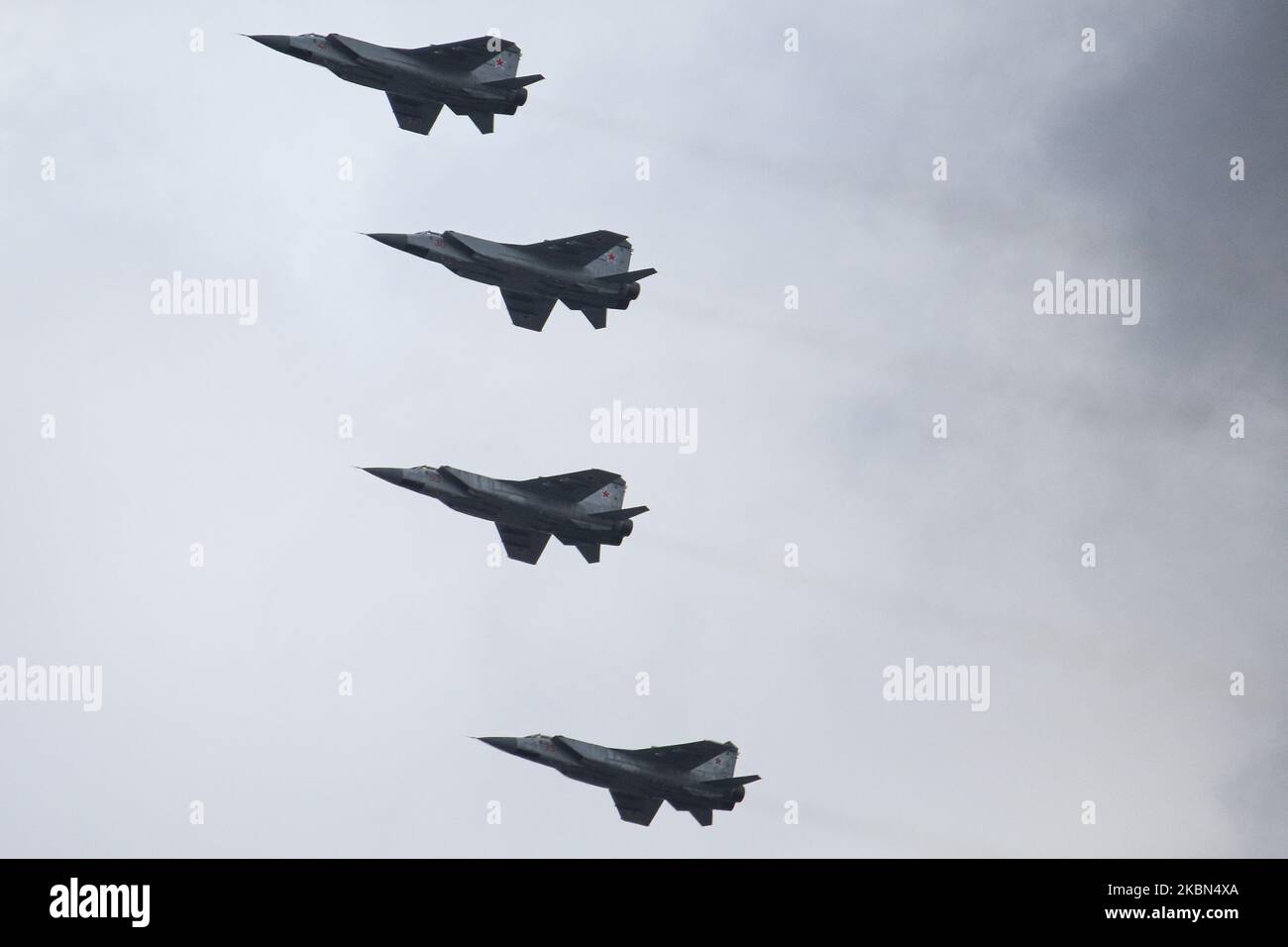 Luftgruppe der Flugzeuge der Streitkräfte der Russischen Föderation während der Probe der Luft Teil der Siegesparade, die am 9. Mai gefeiert wird, in Sankt Petersburg, Russland, am 30. April 2020. Aufgrund der Coronavirus-Pandemie wird die Siegesparade ohne die Teilnahme von Bodentruppen stattfinden. Sankt Petersburg, Russland. 30. April 2020 (Foto von Valya Egorshin/NurPhoto) Stockfoto