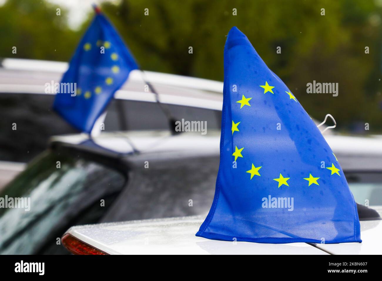 Die EU-Flaggen werden während einer Autolandemonstration zum 16.. Jahrestag des Beitritts Polens zur Europäischen Union gesehen und protestieren gegen die Pläne der Regierung, trotz einer Coronavirus-Pandemie am 10. Mai die Präsidentschaftswahlen in Form einer Briefwahl abzuhalten. Krakau, Polen, am 1.. Mai 2020. (Foto von Beata Zawrzel/NurPhoto) Stockfoto