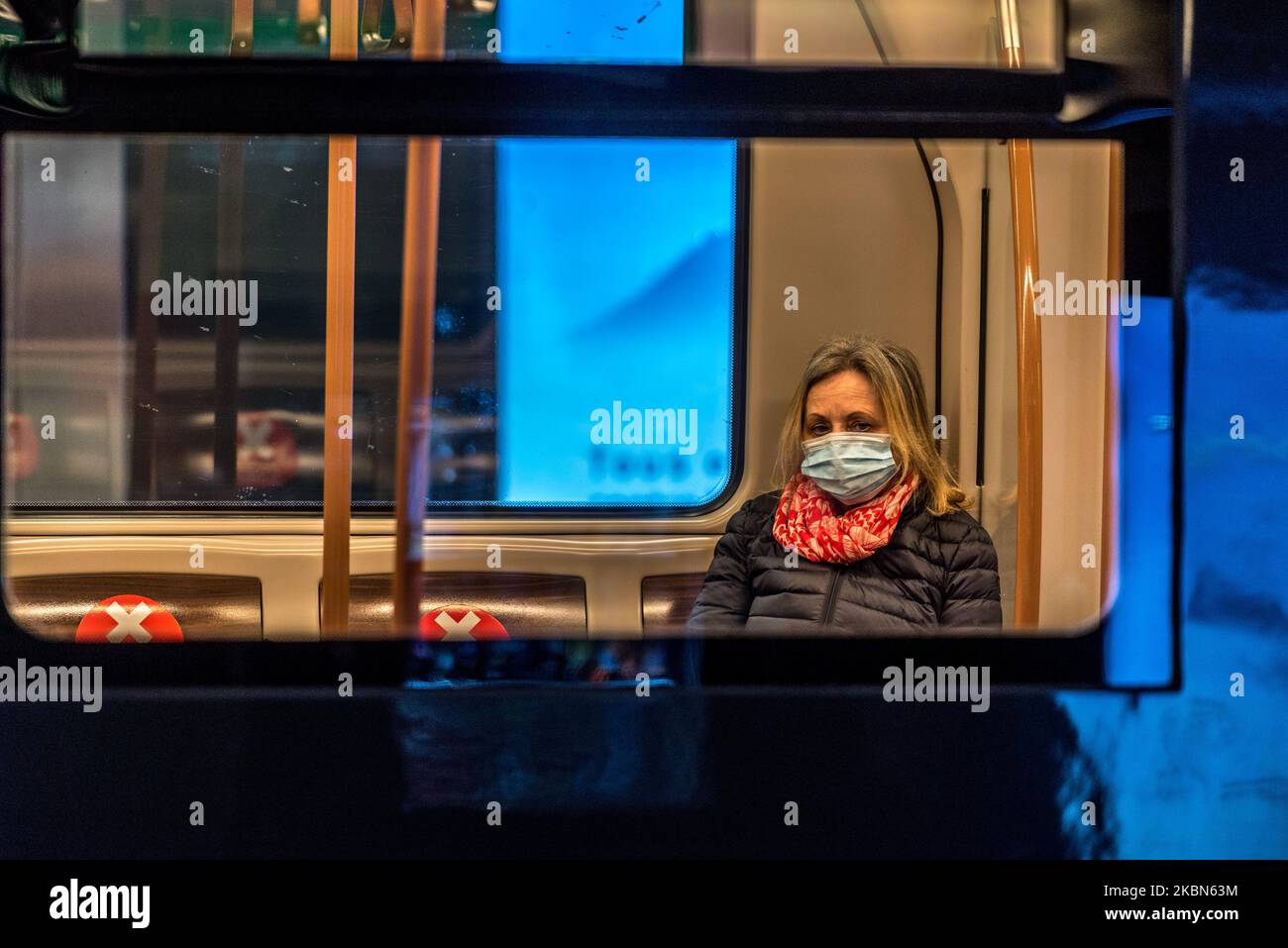 Ein Mädchen sitzt in der U-Bahn mit Gesichtsmaske in Brüssel - Belgien 01. Mai 2020. Belgien obligatorische Gesichtsmaske auf öffentlichen Verkehrsmitteln und dringend empfohlen, an anderen Orten, öffentlichen Orten, wo die Einhaltung der Entfernung schwierig ist. Belgien wird am 4. Mai vorsichtig mit einem Ausweg aus den Corona-Maßnahmen beginnen. (Foto von Jonathan Raa/NurPhoto) Stockfoto