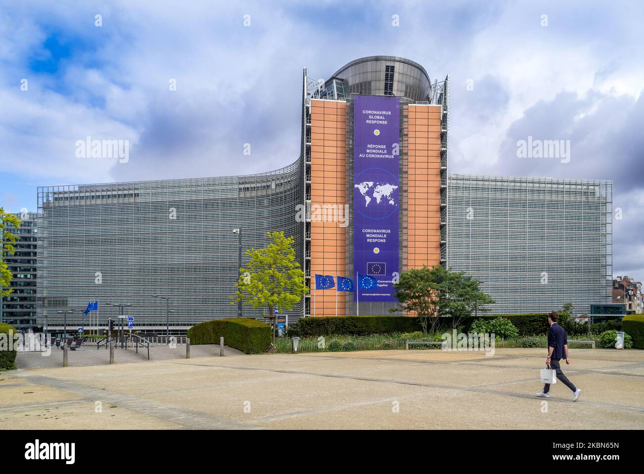 Man sieht einen Mann vor dem Berlaymont-Gebäude, in dem sich der Hauptsitz der Europäischen Kommission in Brüssel, Belgien, befindet 01. Mai 2020. Neues Banner über die globale Reaktion des Coronavirus, um die Ausbreitung der globalen Reaktion des Coronavirus ( COVID-19) einzudämmen. (Foto von Jonathan Raa/NurPhoto) Stockfoto