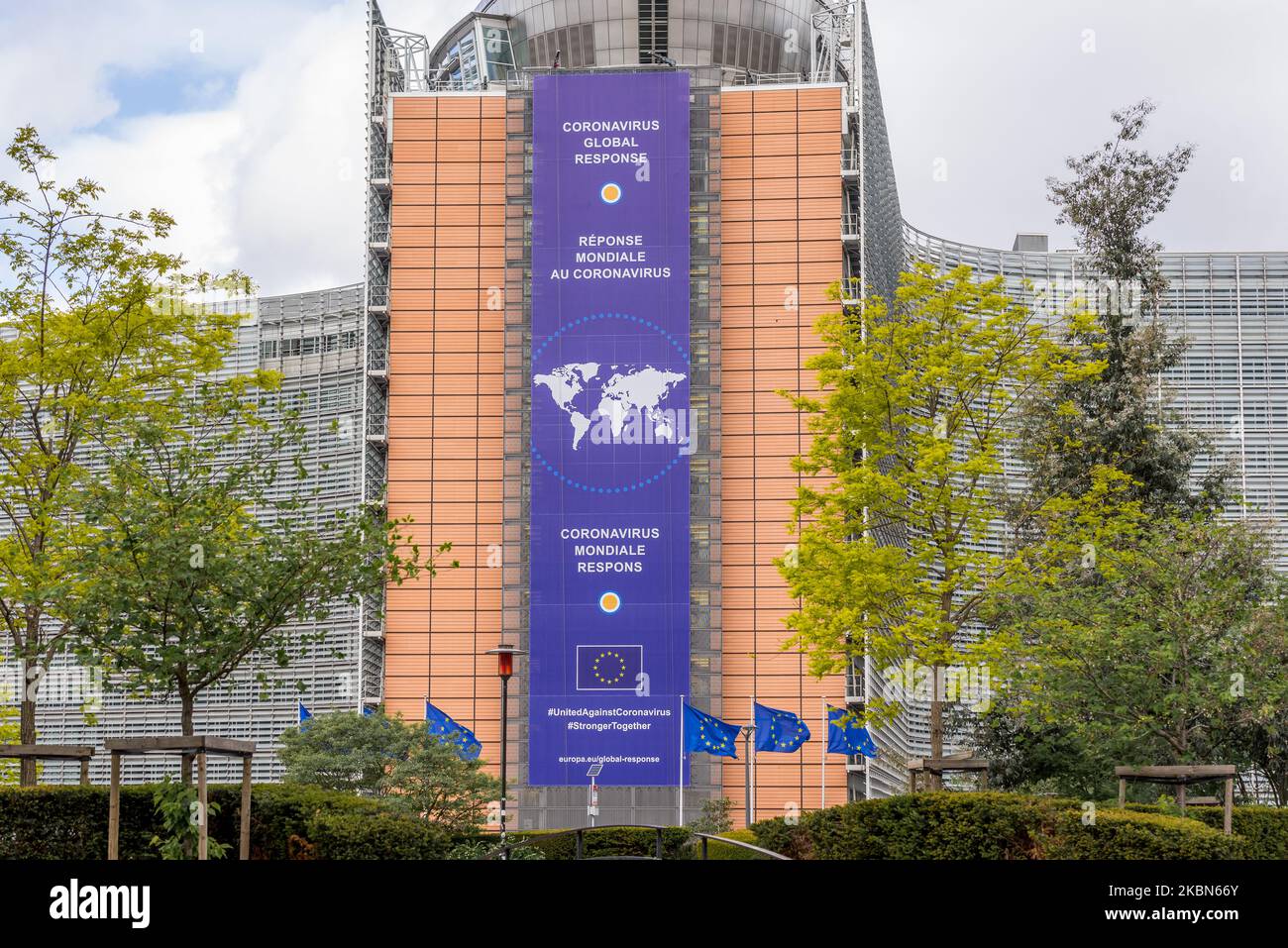 Vorderansicht des Berlaymont-Gebäudes, in dem sich der Sitz der Europäischen Kommission in Brüssel, Belgien, befindet 01. Mai 2020. Neues Banner über die globale Reaktion des Coronavirus, um die Ausbreitung der globalen Reaktion des Coronavirus ( COVID-19) einzudämmen. (Foto von Jonathan Raa/NurPhoto) Stockfoto
