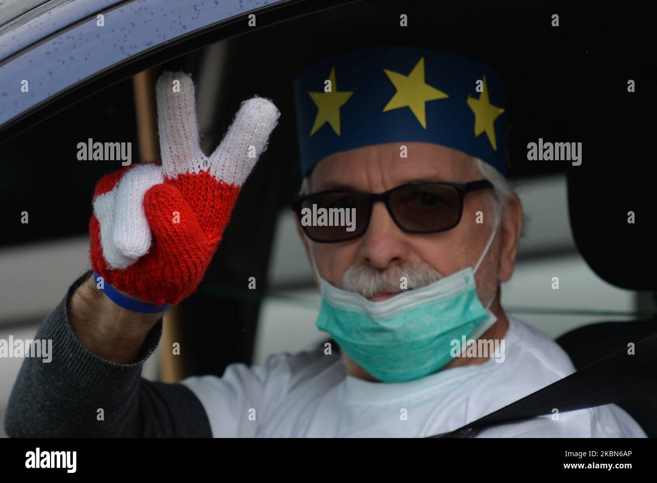 Am 1.. Mai treffen sich die Mitglieder des Komitees zur Verteidigung der Demokratie (KOD) zu einer Fahrt durch Krakau mit Flaggen der Europäischen Union und Polens auf ihren Autos, um den 16.. Jahrestag des Beitritts Polens zur EU zu feiern. Am Freitag, den 1. Mai 2020, in Krakau, Polen. (Foto von Artur Widak/NurPhoto) Stockfoto