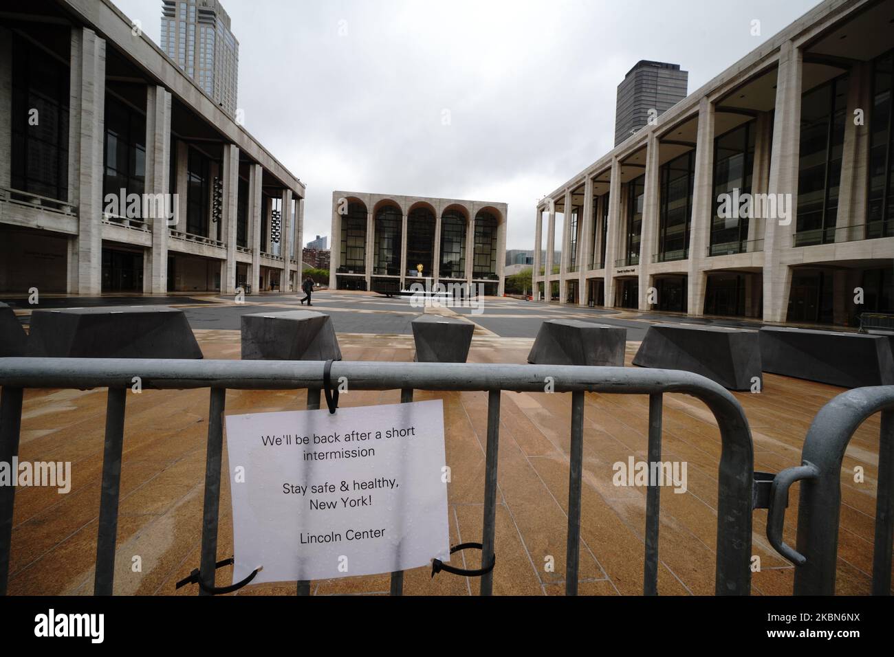 Ein Blick auf das Lincoln Center in New York City, USA, während der Coronavirus-Pandemie am 1. Mai 2020. (Foto von John Nacion/NurPhoto) Stockfoto