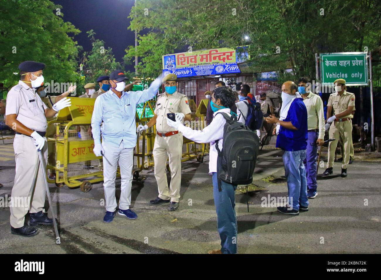 Migranten kommen am Bahnhof an, um in einem Spezialzug zu besteigen, um ihren Heimatort während der landesweiten Sperrung zu erreichen, die im Gefolge der tödlichen neuartigen Coronavirus-Pandemie in Jaipur, Rajasthan, Indien, verhängt wurde. Mai 01,2020. Die Eisenbahnen starteten spezielle Züge, um Wanderarbeiter, Pilger, Touristen, Studenten und andere Personen, die aufgrund der Sperre an verschiedenen Orten gestrandet waren, zu bewegen, um ihnen zu helfen, ihre Heimatorte zu erreichen. (Foto: Vishal Bhatnagar/NurPhoto) Stockfoto