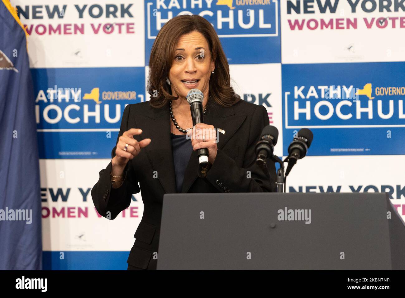 New York, USA, 03/11/2022, Vizepräsidentin Kamala Harris spricht während der Wahlkampfveranstaltung für Gouverneur Kathy Hochul, die von den Columbia U Democrats am Barnard College organisiert wurde. Bei der Kundgebung, die als Frauenkundgebung bezeichnet wird, wurden alle weiblichen gewählten Amtsträger als Sprecherinnen vorgestellt: Die Generalanwältin Letitia James, die Kongressabgeordnete Carolyn Maloney, die Kongressabgeordnete Nydia Velasquez, die Sprecherin des Senats Andrea Stewart-Cousins, die stadtrat-Sprecherin Adrienne Adams, die ehemalige Sekretärin Hillary Clinton, die Vizepräsidentin Kamala Harris und der einzige Mann, der Mehrheitsführer des Senats, Charles Schumer. (Foto von Lev Radin/Pacific Press) Stockfoto