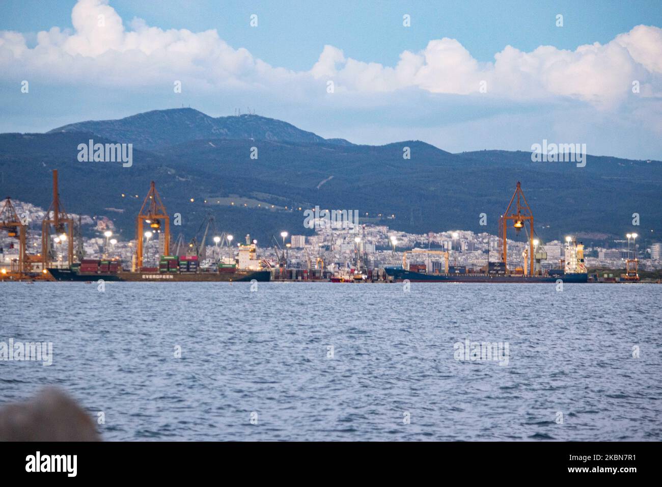 Der Hafen von Thessaloniki in Griechenland, wie mit Schiffen aus Kalochori mit Kränen beim Be- und Entladen von Frachtschiffern gesehen. Der Hafen wird von der Thessaloniki Port Authority OLTH betrieben und ist einer der größten in der Ägäis, mit einer freien Hafenzone, die als wichtiges Tor für Frachtgüter für den Balkan und Südosteuropa fungiert. Der griechische Seehafen verfügt über eine jährliche Verkehrskapazität von 16 Millionen Tonnen, den zweitgrößten Containerhafen Griechenlands nach Piräus und den größten in Mazedonien. Der Hafen verfügt über ein Container Terminal mit einer Speicherkapazität von 4696 TEU Bodenslots, Cargo Stockfoto