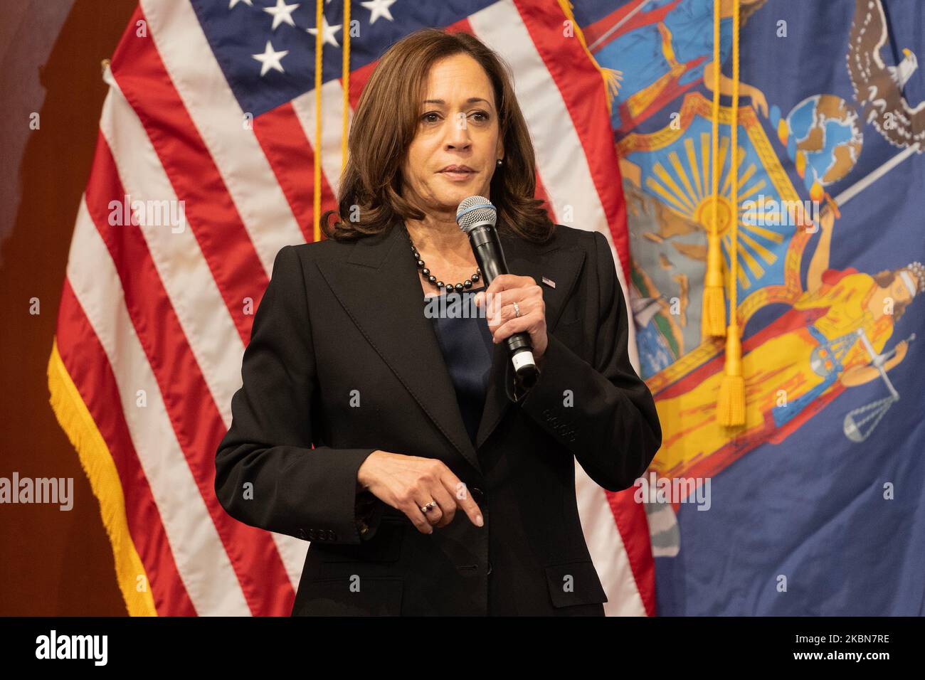 New York, USA, 03/11/2022, Vizepräsidentin Kamala Harris spricht während der Wahlkampfveranstaltung für Gouverneur Kathy Hochul, die von den Columbia U Democrats am Barnard College organisiert wurde. Bei der Kundgebung, die als Frauenkundgebung bezeichnet wird, wurden alle weiblichen gewählten Amtsträger als Sprecherinnen vorgestellt: Die Generalanwältin Letitia James, die Kongressabgeordnete Carolyn Maloney, die Kongressabgeordnete Nydia Velasquez, die Sprecherin des Senats Andrea Stewart-Cousins, die stadtrat-Sprecherin Adrienne Adams, die ehemalige Sekretärin Hillary Clinton, die Vizepräsidentin Kamala Harris und der einzige Mann, der Mehrheitsführer des Senats, Charles Schumer. (Foto von Lev Radin/Pacific Press) Stockfoto