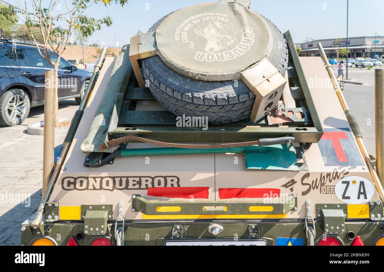 Reserverad oder Reifen auf der Rückseite eines Conqueror Safari Overland Off-Road Anhänger Konzept Camping Reise in Afrika Stockfoto