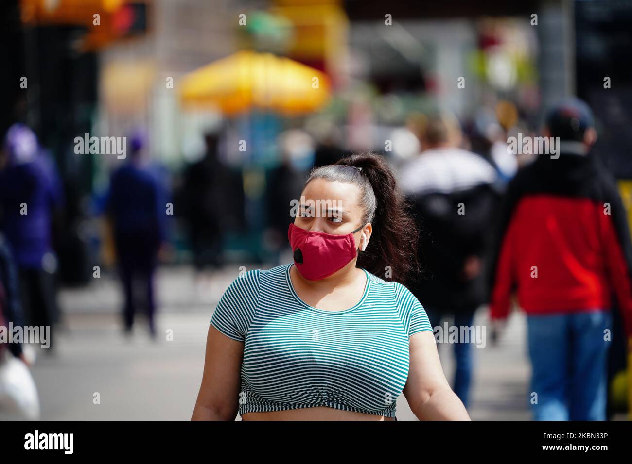 Ein Blick auf Menschen, die während der Coronavirus-Pandemie am 2. Mai 2020 in der Main Street, Flushing, Queens, USA, Geschäfte machen. (Foto von John Nacion/NurPhoto) Stockfoto