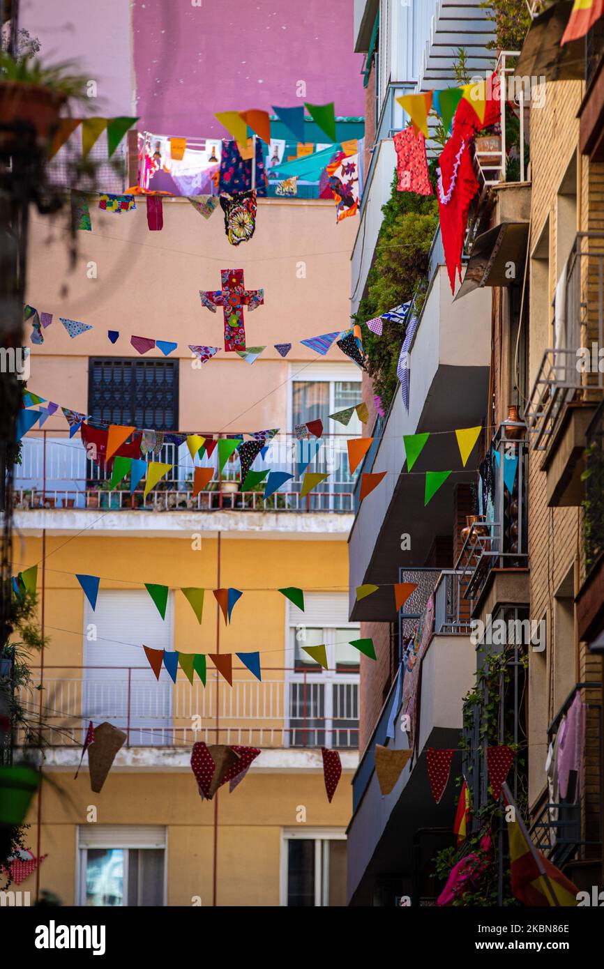 Eine ganze Straße, die mit farbigen Bannern und einem Hauptkreuz in der Mitte der Straße geschmückt ist, während der Feier des Dia de la Cruz (Tag des Kreuzes) auf den Balkonen der Stadt am 02. Mai 2020 in Granada, Spanien. Normalerweise werden Altäre in den Straßen und Plätzen von Granada mit großen Kreuzen, die mit Blumen und Farben geschmückt sind, gemacht, aber aufgrund der Einengung durch den von der spanischen Regierung verordneten Alarmzustand haben die Menschen von Granada beschlossen, diese Feier auf ihren Balkonen zu feiern. (Foto von Fermin Rodriguez/NurPhoto) Stockfoto